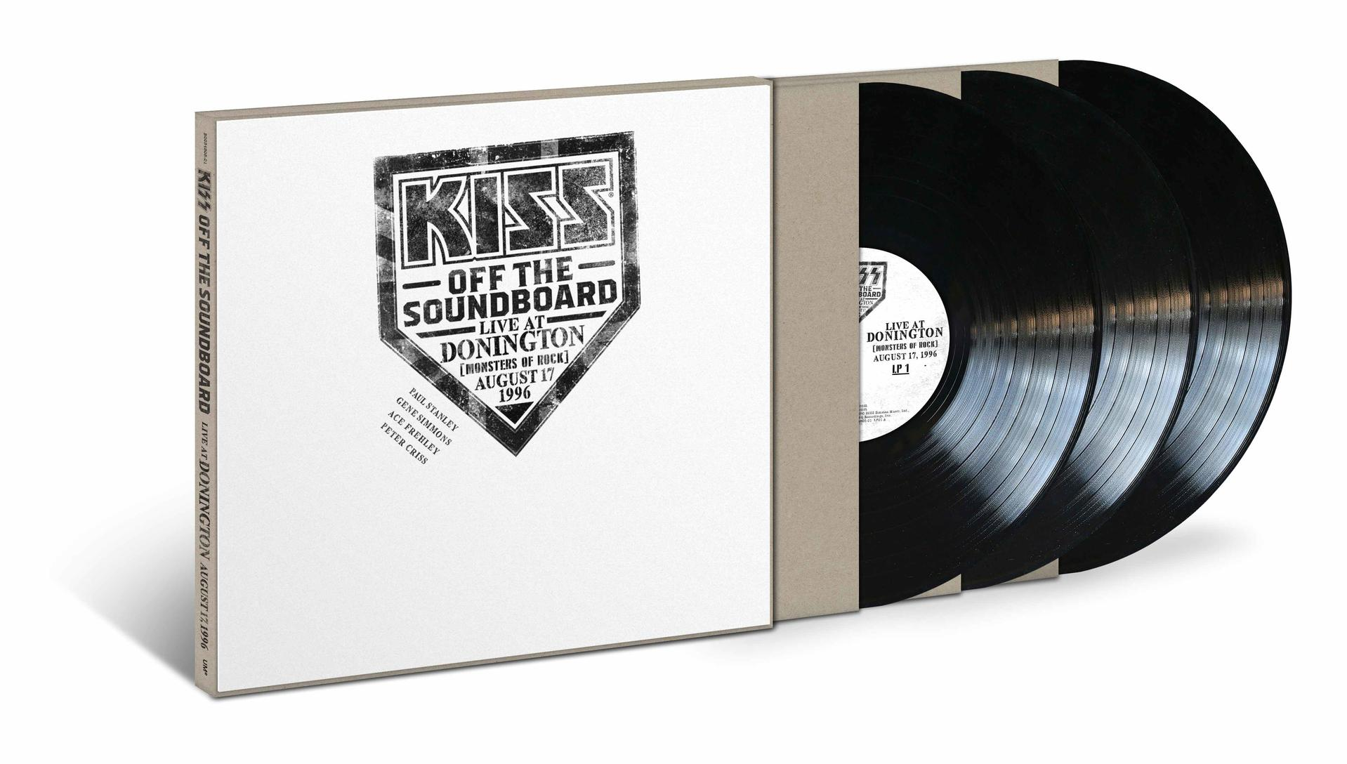 Un coffret vinyle KISS Off The Soundboard dans une boîte blanche avec le logo du groupe.