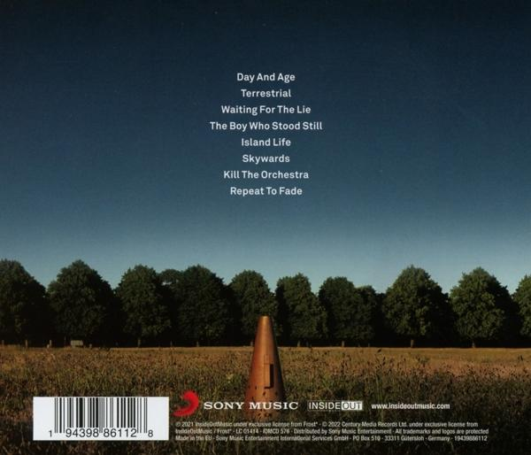 CD-Hülle mit Text, der Songtitel auflistet, und landschaftlichem Hintergrund mit Bäumen.