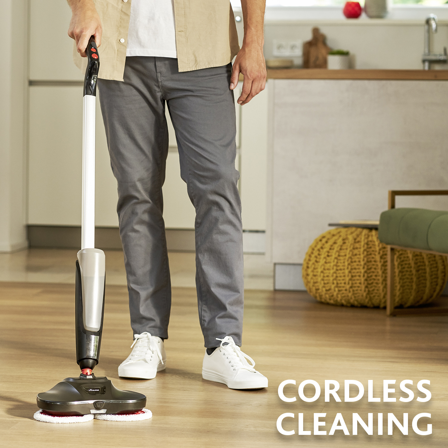 Un uomo che tiene un mocio per la pulizia senza fili, con il testo 'Cordless Cleaning' sotto.