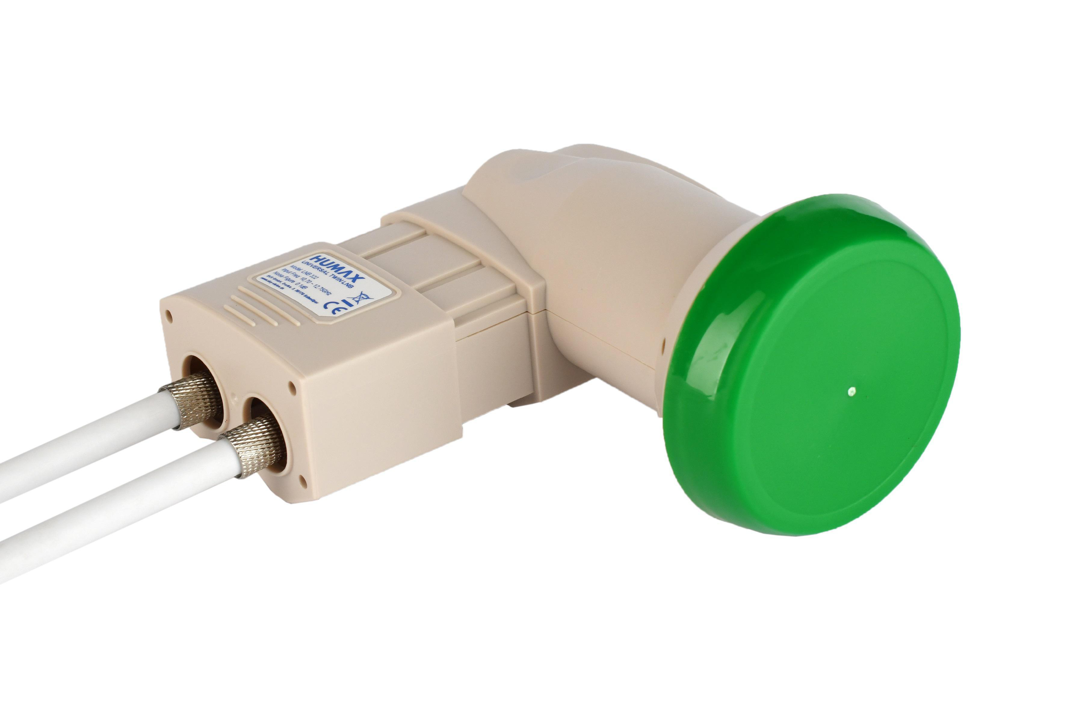 Ein beigefarbenes Satelliten-LNB mit weißen Kabeln und einer grünen Kappe auf weißem Hintergrund.