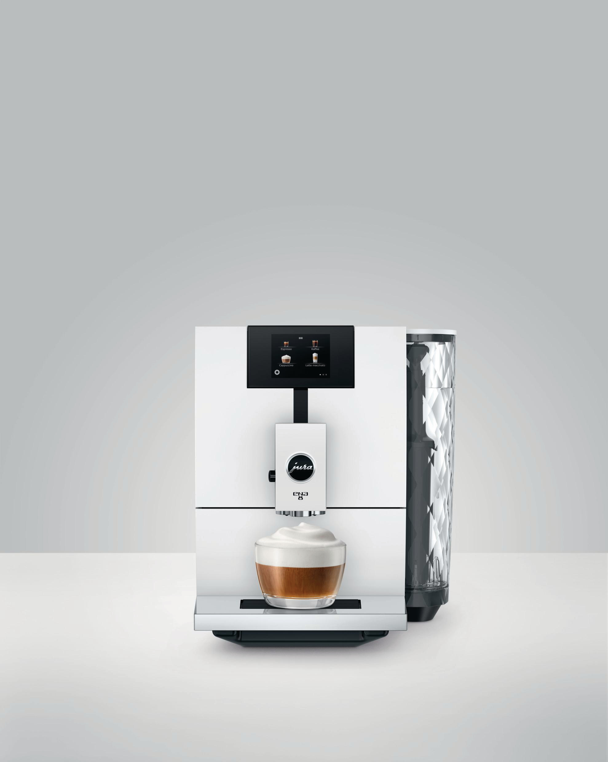 Eine weiße Kaffeemaschine mit einer Tasse Kaffee, mit einem Display.