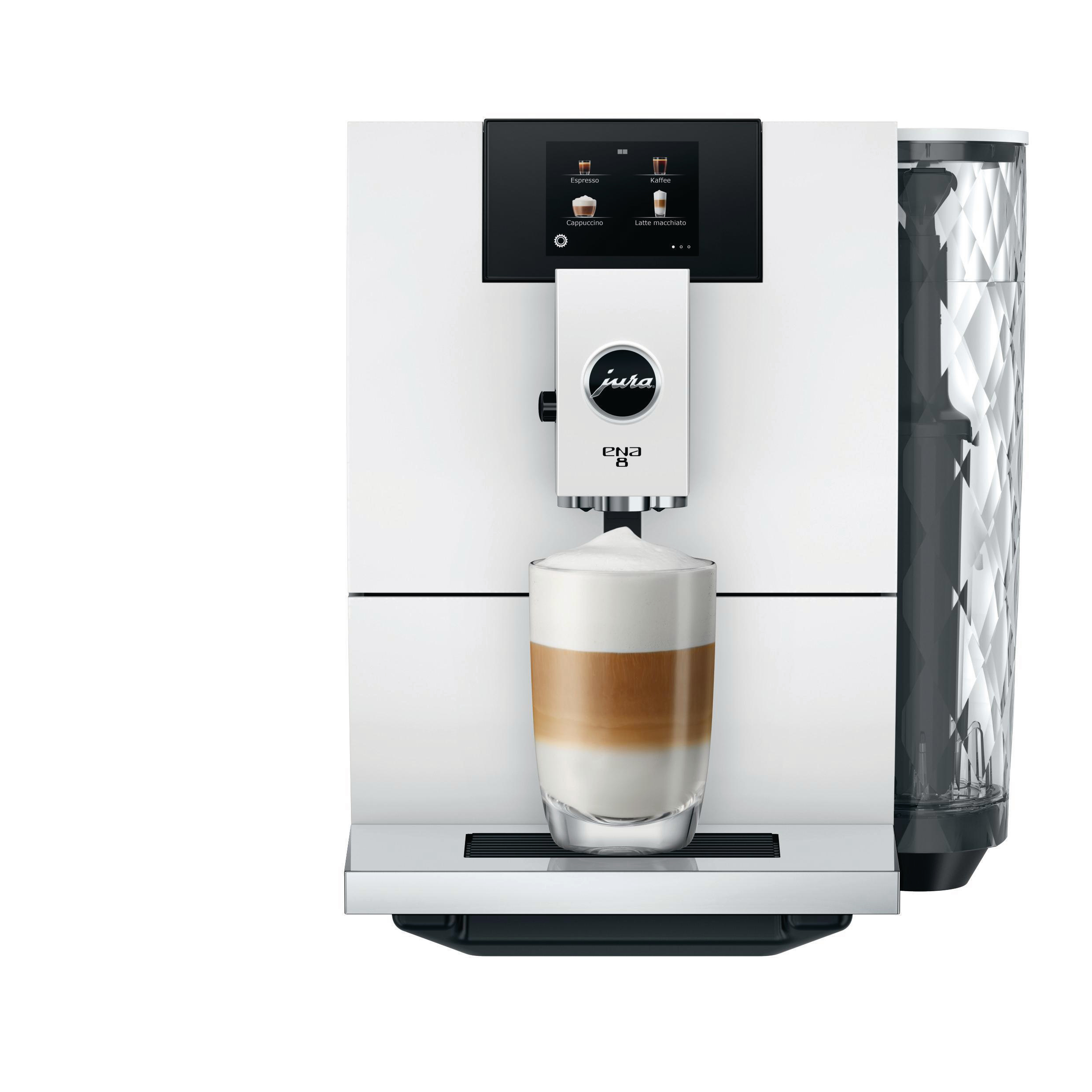 Weißer Kaffeevollautomat. Glas mit Latte Macchiato steht unter dem Auslauf.