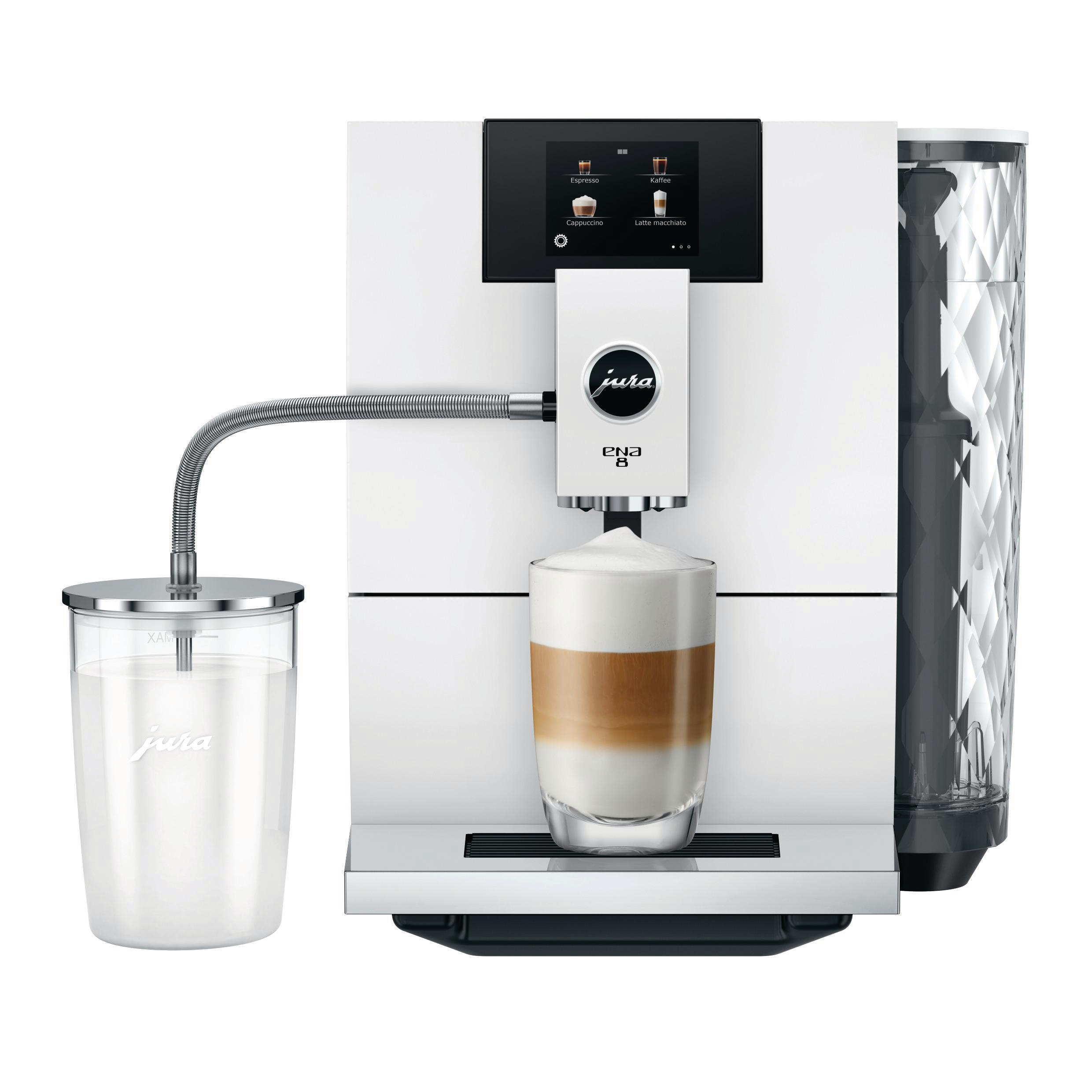 Weiße Jura ENA 8 Kaffeemaschine mit einem Glas Latte Macchiato auf dem Tablett.