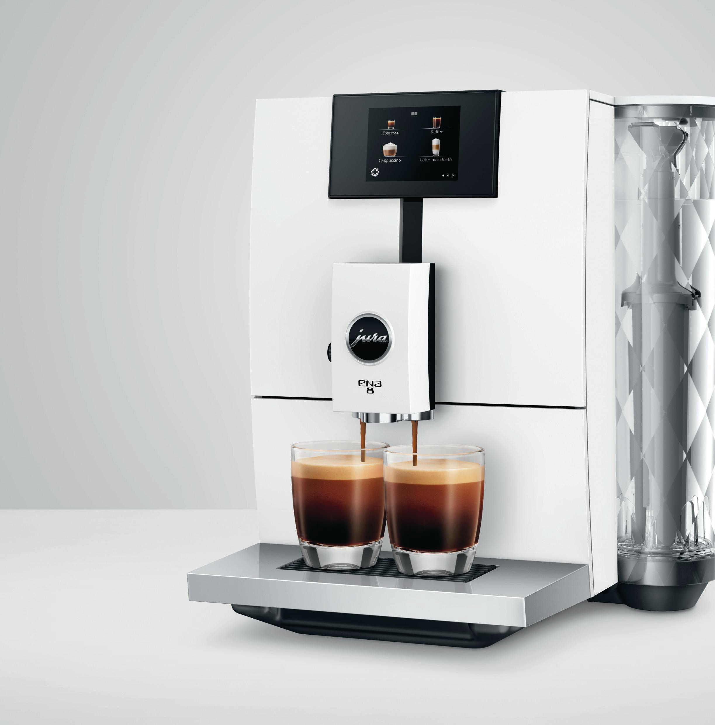 Weiße Jura ENA 8 Kaffeemaschine, die Kaffee in zwei Gläser ausgibt. Die Maschine hat einen Bildschirm.