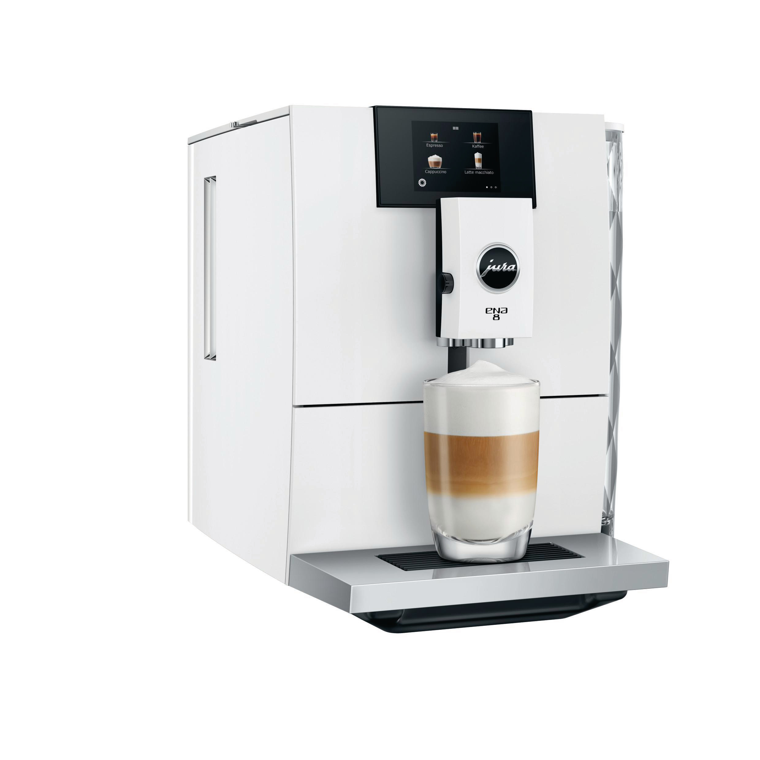 Eine weiße Jura ENA 8 Kaffeemaschine, die einen Latte Macchiato in ein Glas ausgibt.