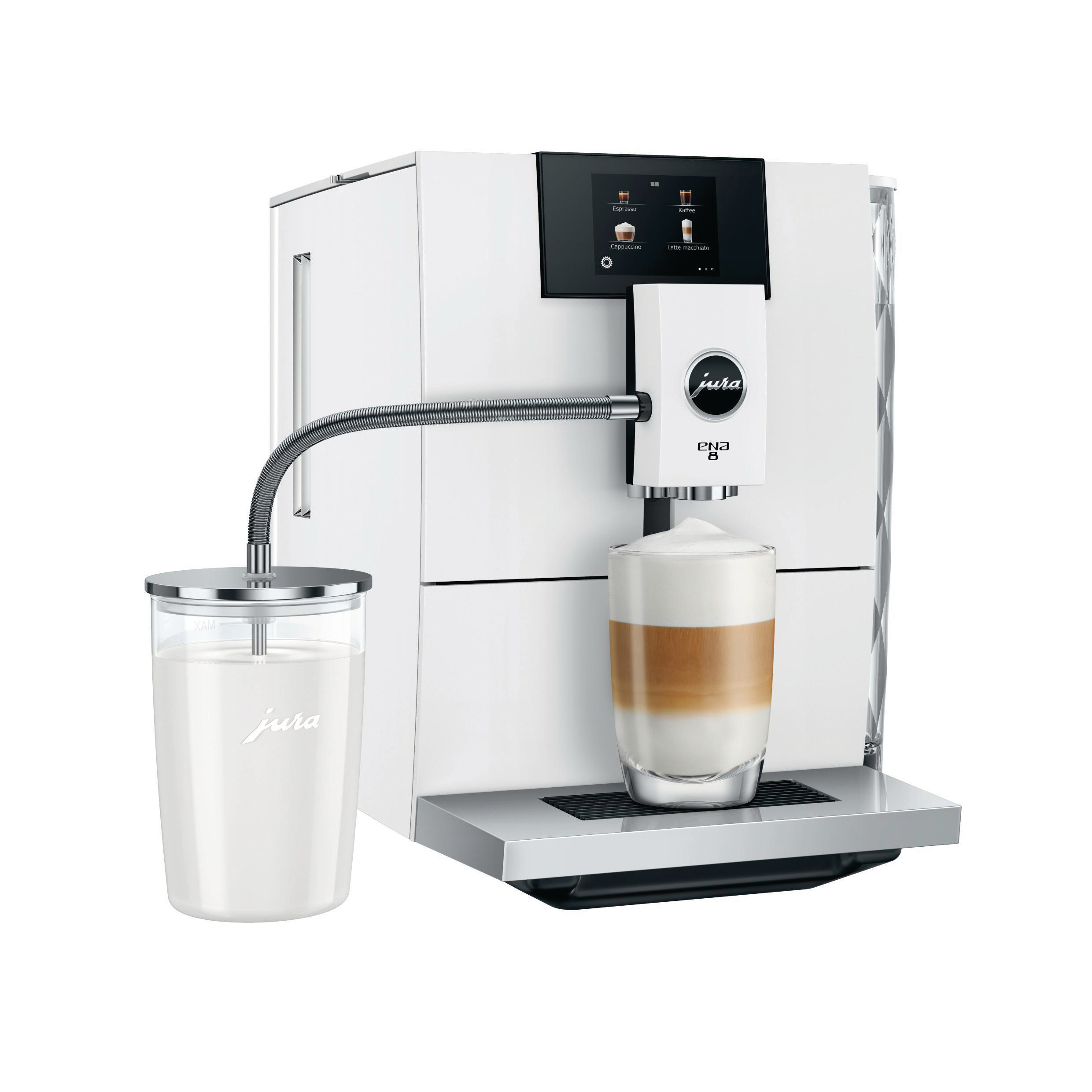 Eine weiße Jura-Kaffeemaschine mit einem Glas geschichtetem Kaffee und einem Milchbehälter.
