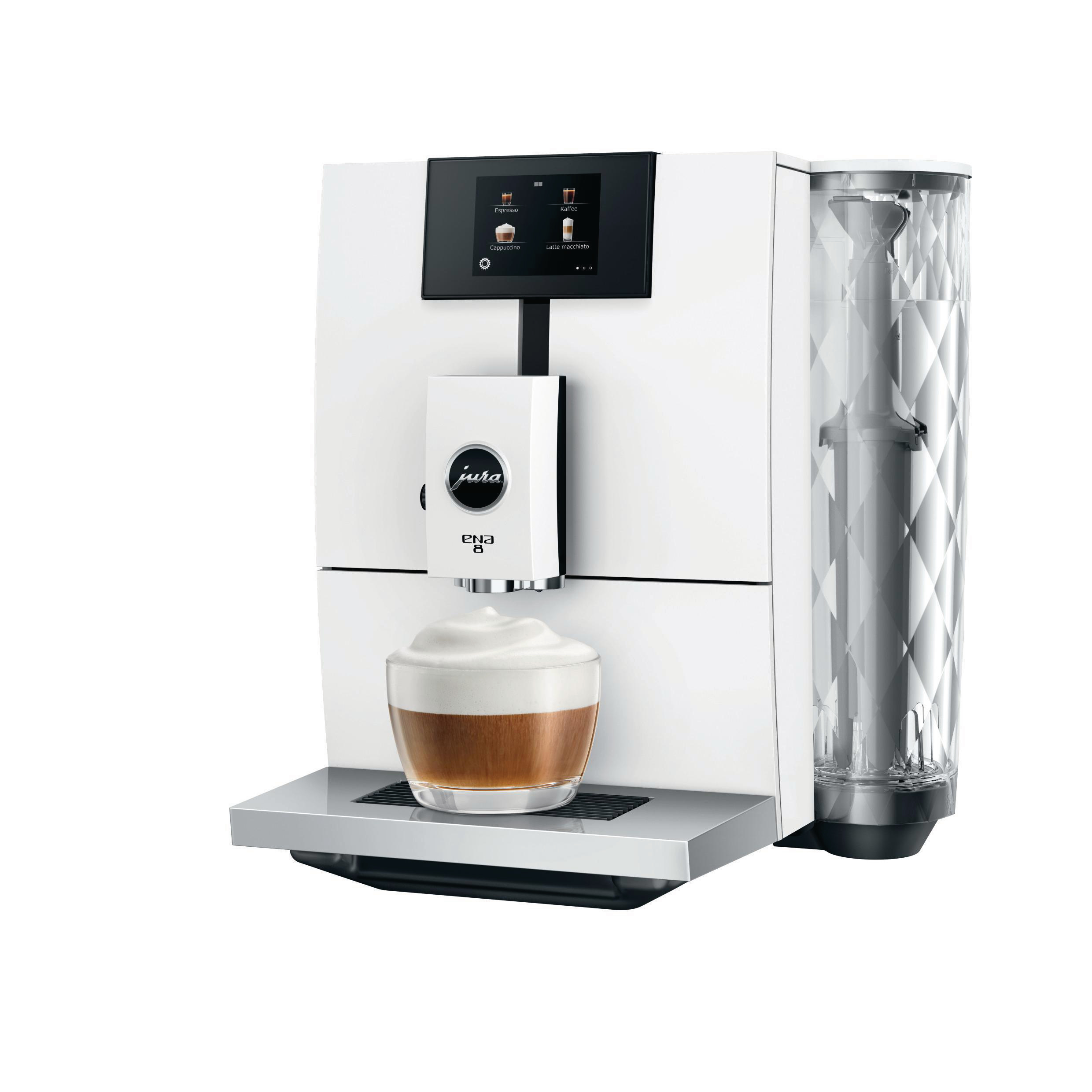 Weiße Kaffeemaschine mit Touchscreen, die einen Cappuccino in eine Glastasse ausgibt.