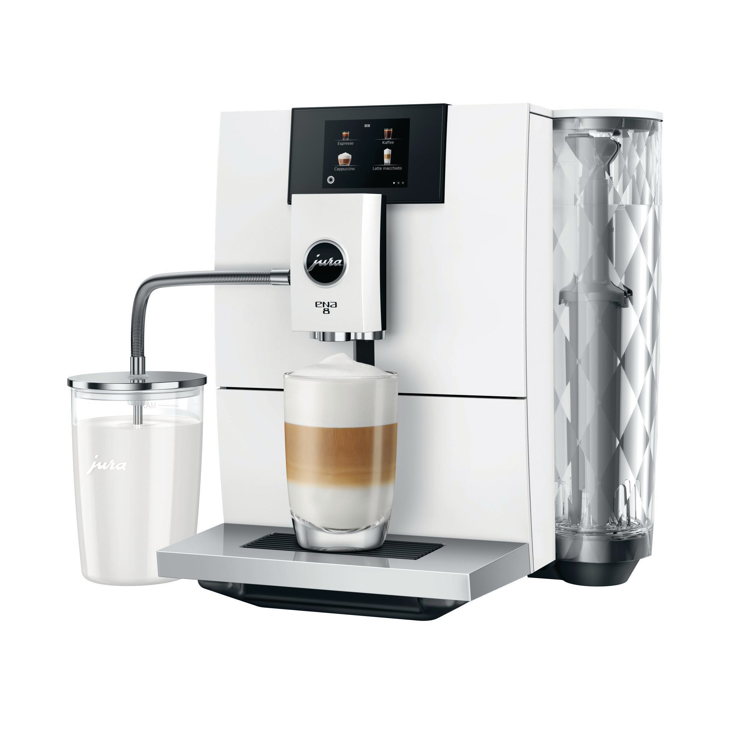 Weiße Kaffeemaschine mit Touchscreen, die einen Latte in eine Glastasse ausgibt. Milchbehälter daneben.