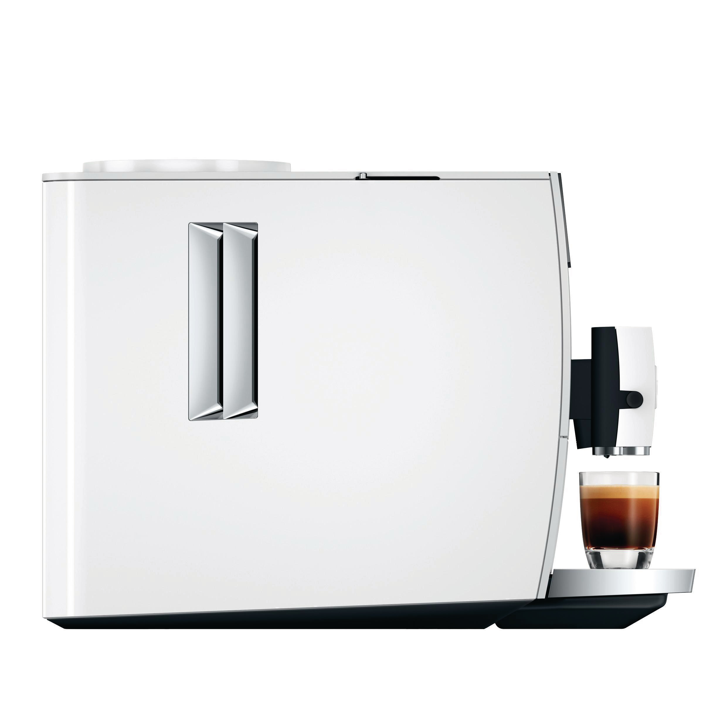 Weißer Espresso-Automat mit einem Glas Kaffee. Seitenansicht, freigestellt auf weißem Hintergrund.