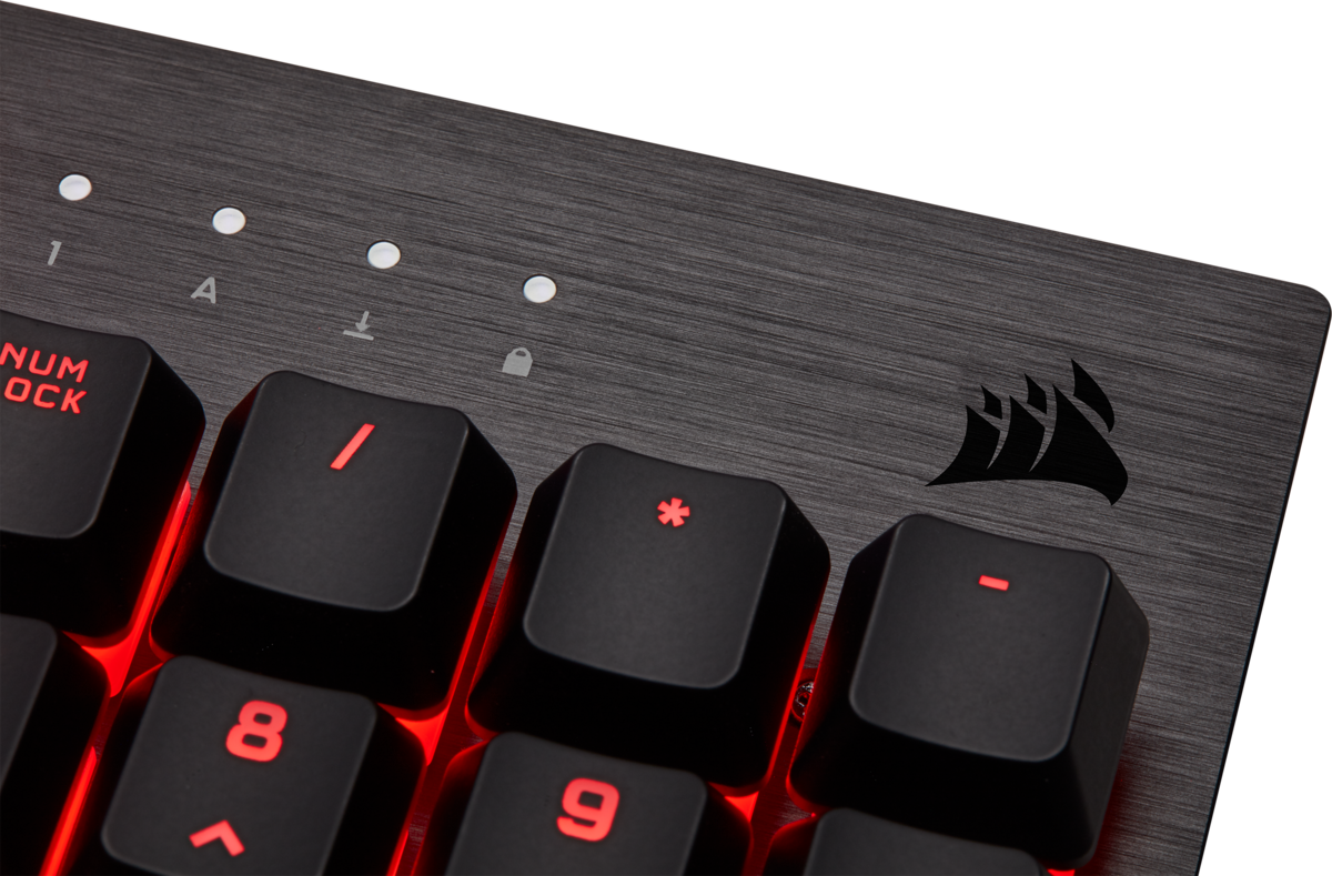 Tastatur mit rot hinterleuchteten Tasten, mit Num-Lock- und Corsair-Logo.