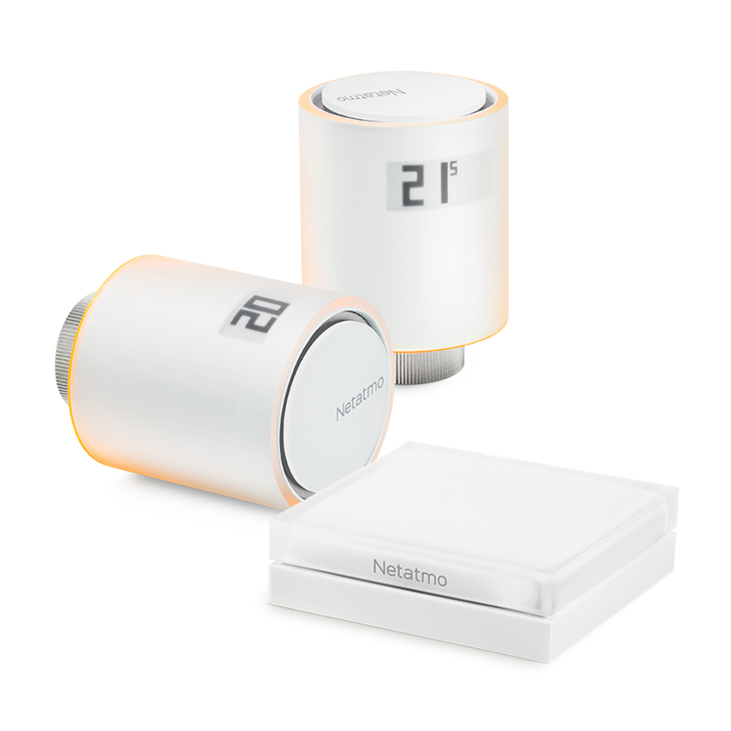 Due termostati Netatmo bianchi, uno con display '21'.