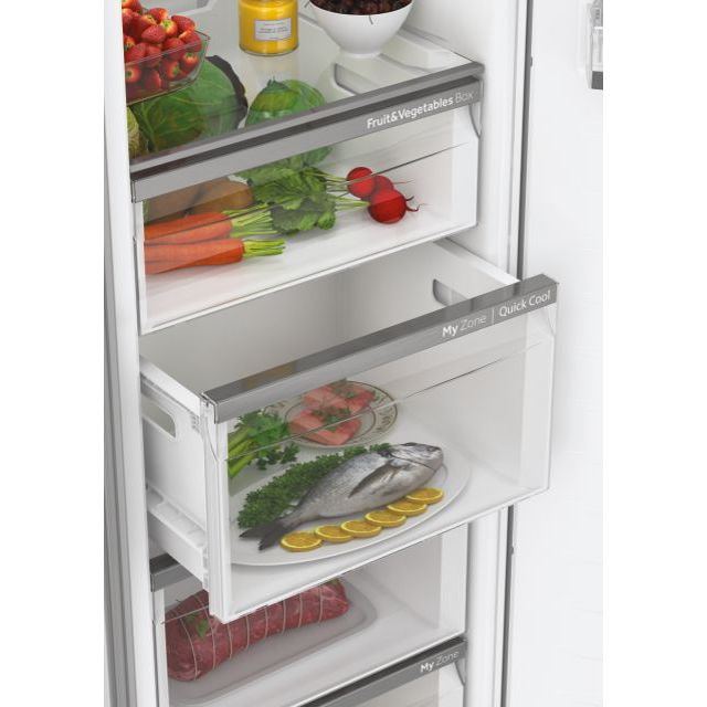 Interno del frigorifero con frutta, verdura e cibo.