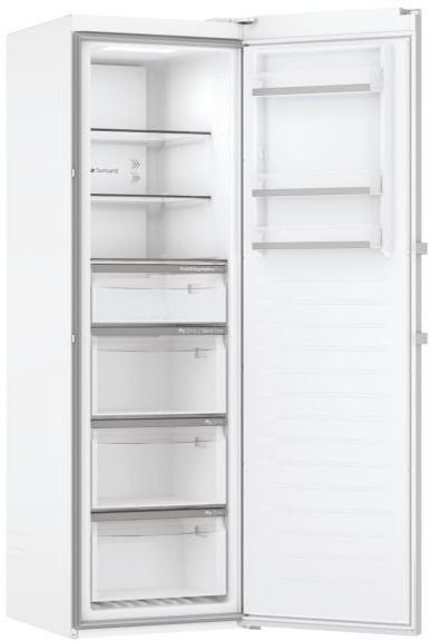 Un frigorifero bianco con la porta aperta, che mostra ripiani e cassetti.