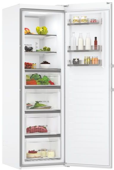 Un frigorifero bianco con la porta aperta, che mostra ripiani e cassetti pieni di cibo.