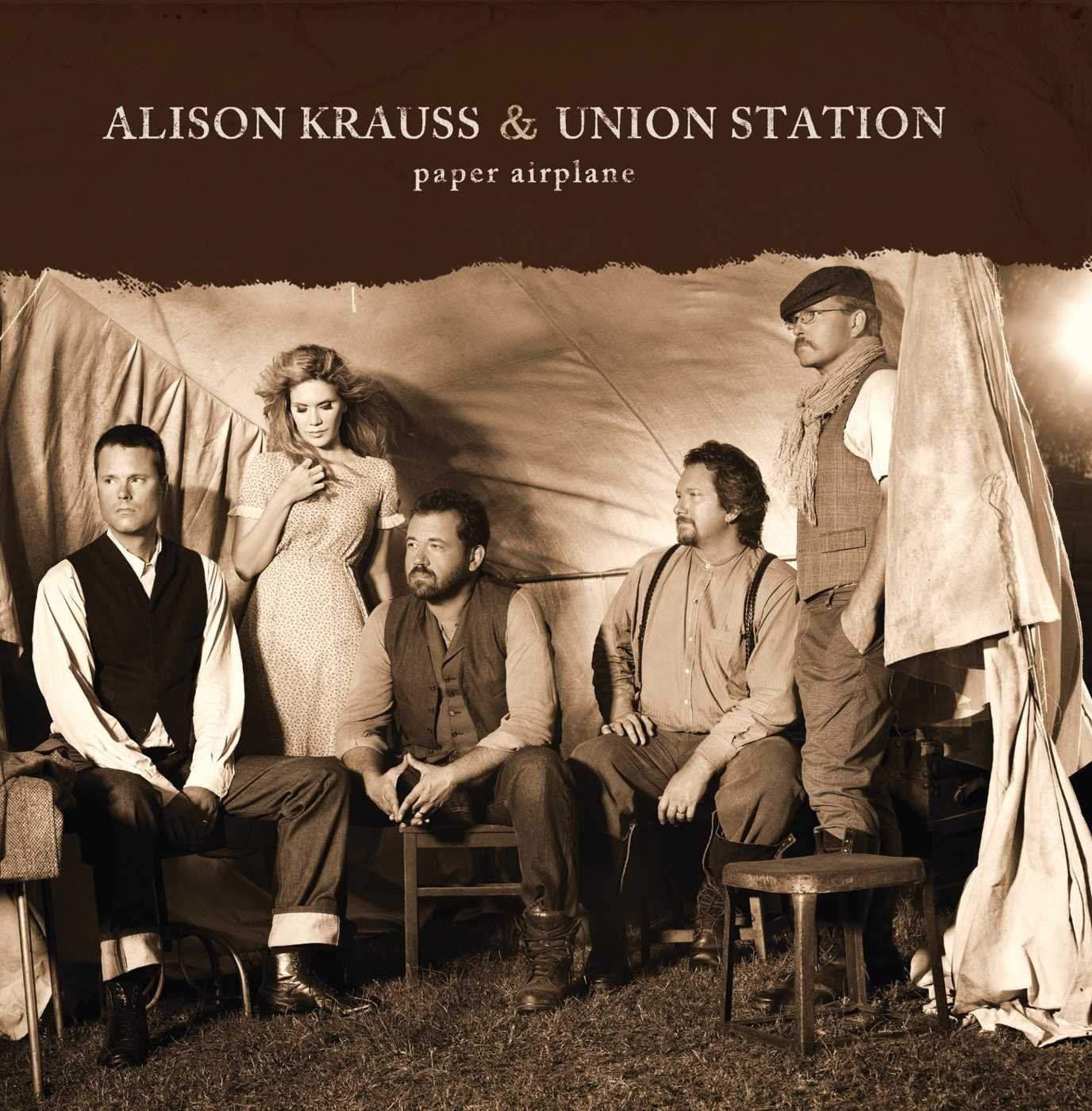 Album borító: Alison Krauss & Union Station. Öt ember pózol egy sátor előtt.
