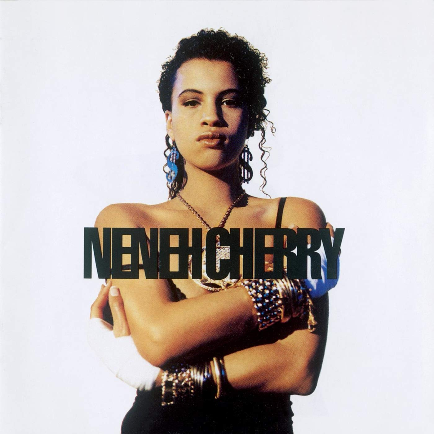 Neneh Cherry album borítója az énekesnővel fehér háttér előtt, karba tett kézzel.