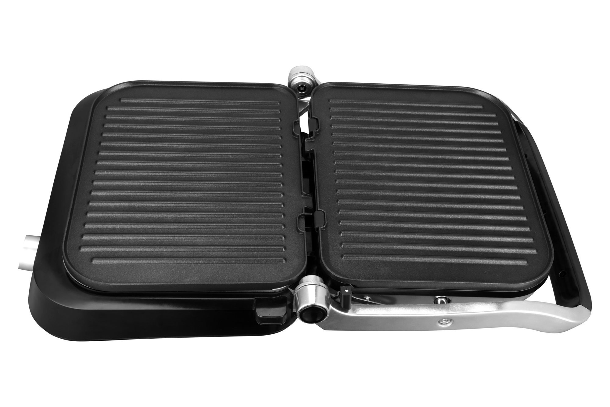 Egy fekete grill két nyitott sütőlappal. A sütőlapok bordázottak. A grill fehér háttér előtt van.