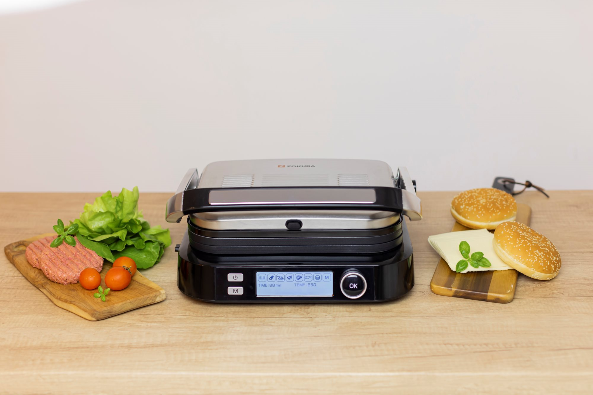 Zojirushi grill hamburger hozzávalókkal. A háttér fehér.