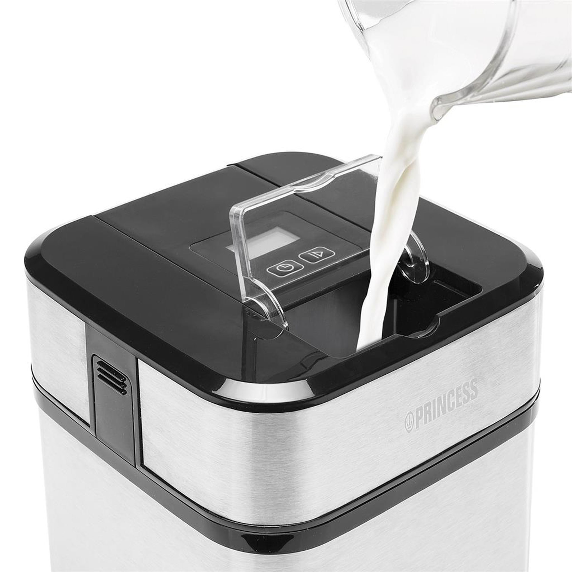 Tejet öntenek egy fagylaltkészítőbe. A gép rozsdamentes acélból és fekete.