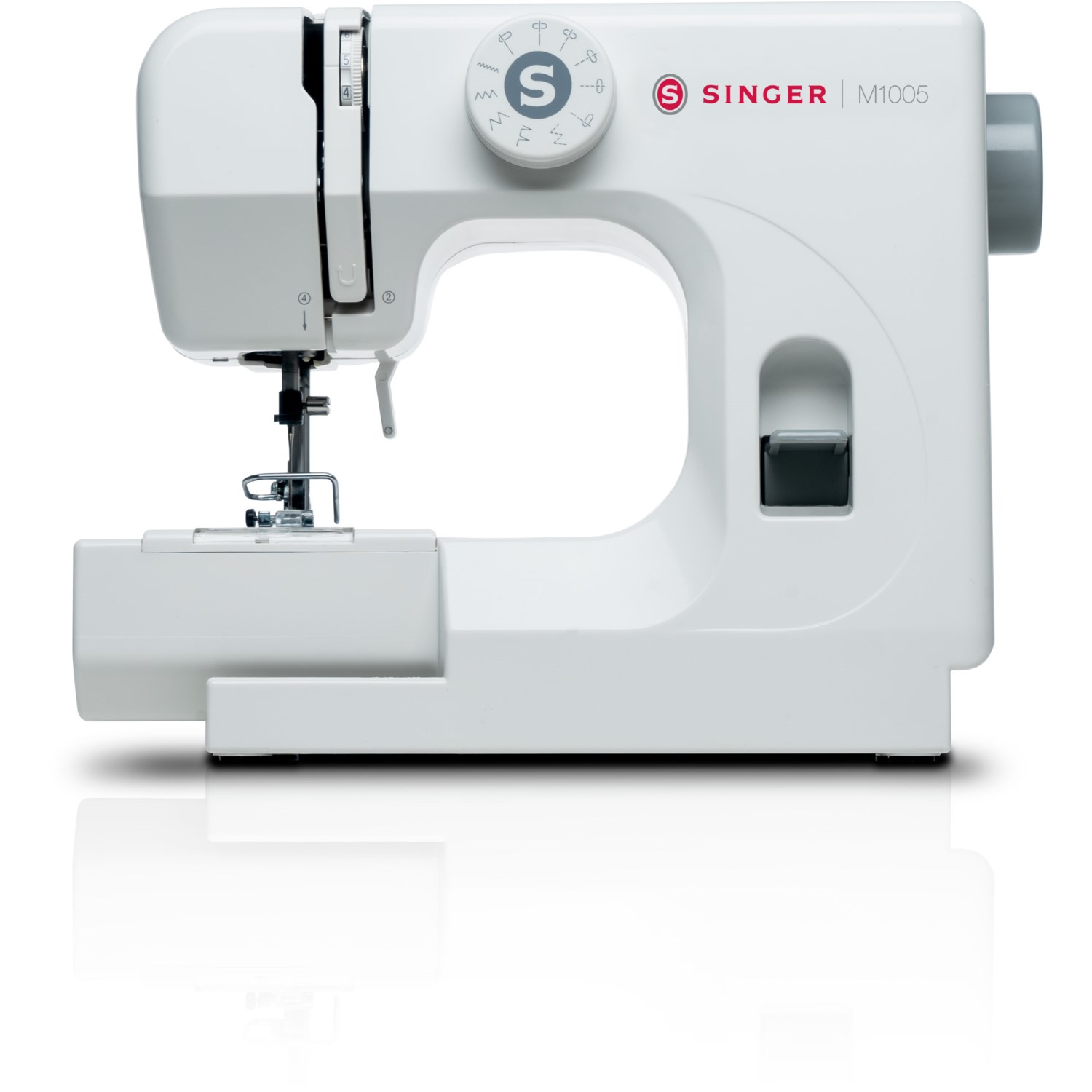 Una máquina de coser Singer blanca sobre una superficie blanca, en un entorno de estudio.