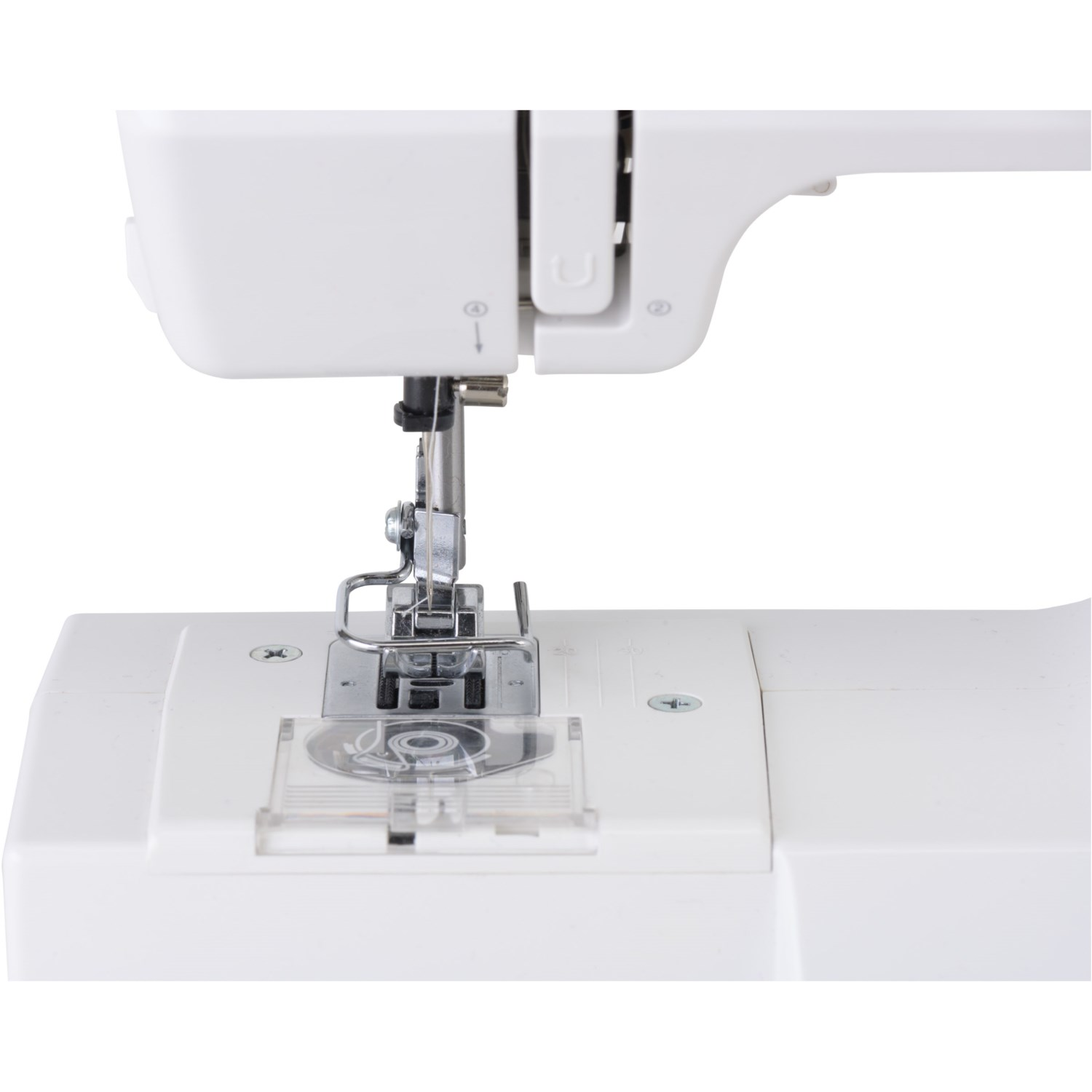 Primer plano de una máquina de coser blanca. Aguja, prensatelas y superficie de trabajo visibles.