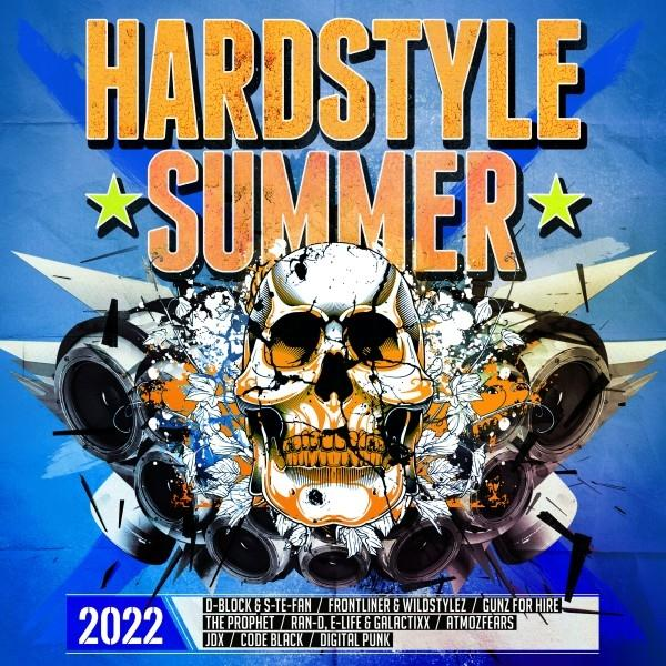 Poster mit einem Totenkopf und Lautsprechern, dem Text 'HARDSTYLE SUMMER 2022' und anderen Details.