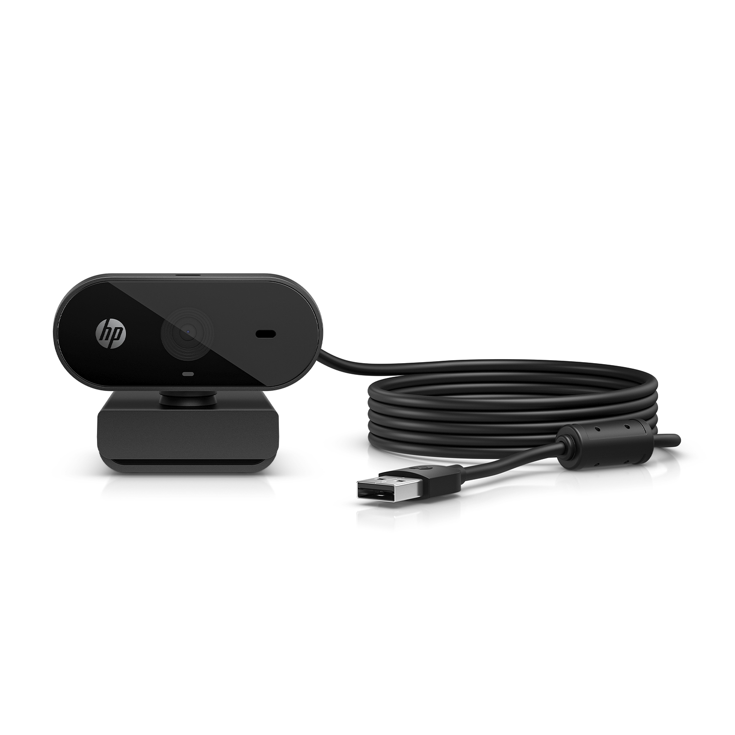 Webcam nera con cavo USB e supporto. Sfondo bianco.