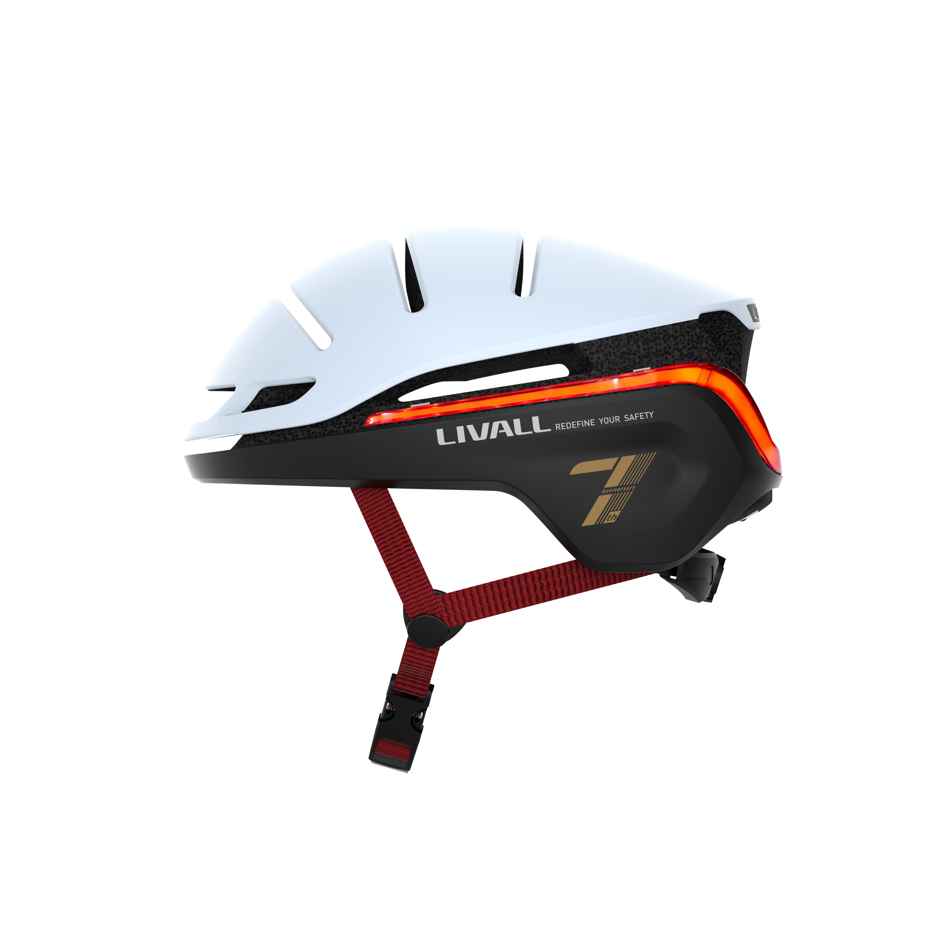 Weiß-schwarzer Fahrradhelm mit roten Lichtern. Der Helm hat einen roten Riemen und die Marke LIVALL.