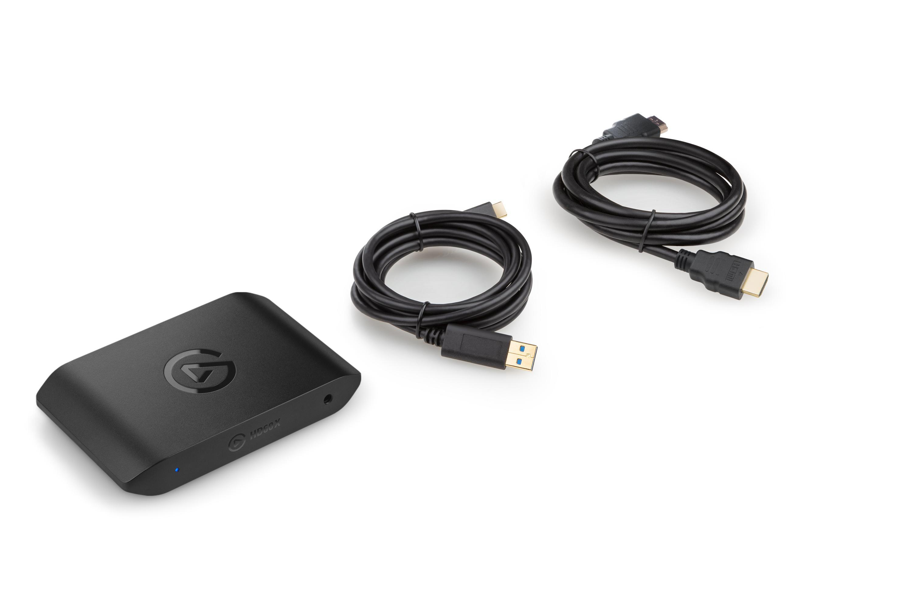Schwarze Elgato-Aufnahmekarte mit USB- und HDMI-Kabeln auf Weiß.