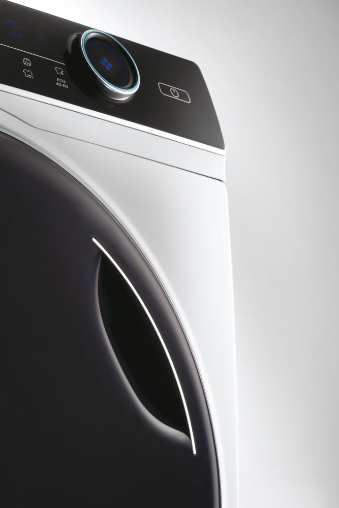 Détail avant de la machine à laver : blanc et bleu foncé avec panneau de commande.