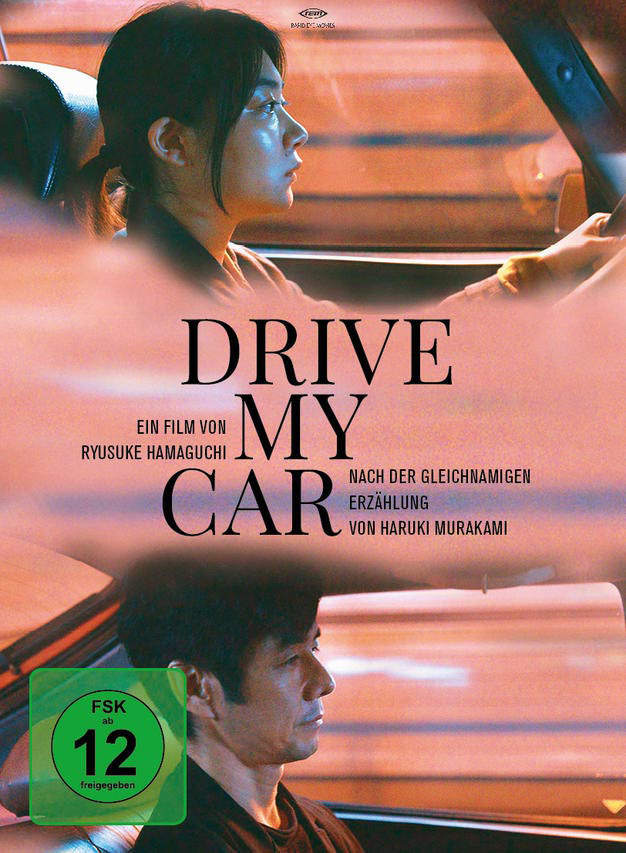Filmposter für 'Drive My Car'. Zwei Personen sitzen in einem Auto, die obere Hälfte des Posters.