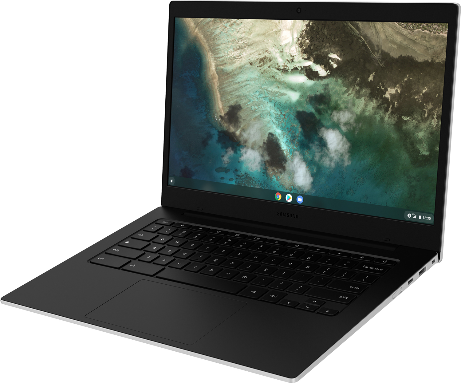 Een open zwarte Samsung Chromebook toont een bureaubladscène op het scherm.