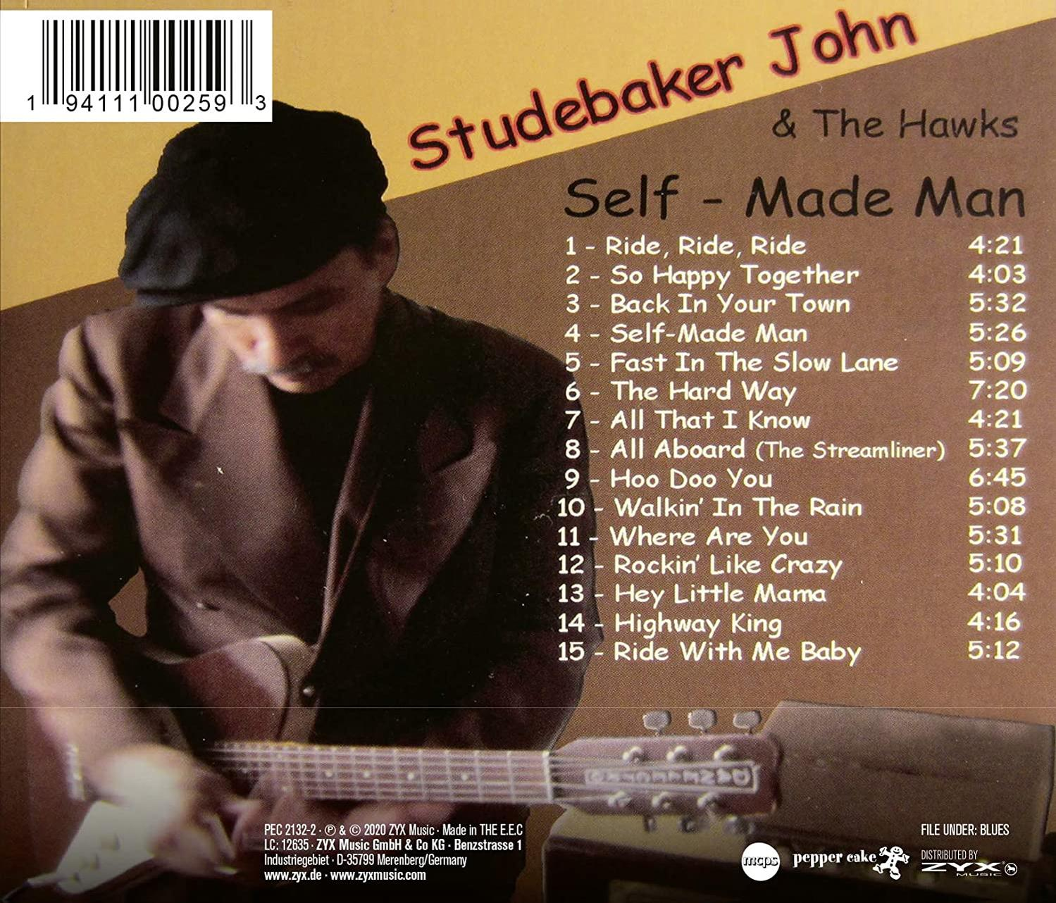 CD-Cover mit einem Mann, der Gitarre spielt, Songtiteln und dem Label. Braun und weiß.