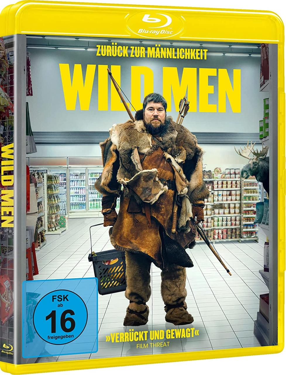 Filmcover: Mann in Fell hält Korb, Bogen und Pfeil in einem Supermarkt. Titel: Wild Men.