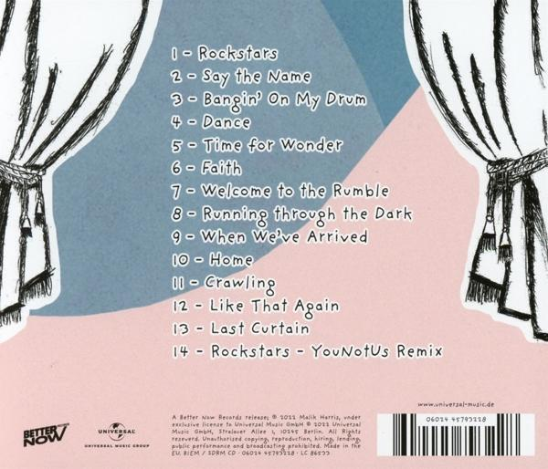 Rückseite einer CD mit Titelliste und Text, mit Vorhängen an den Seiten.