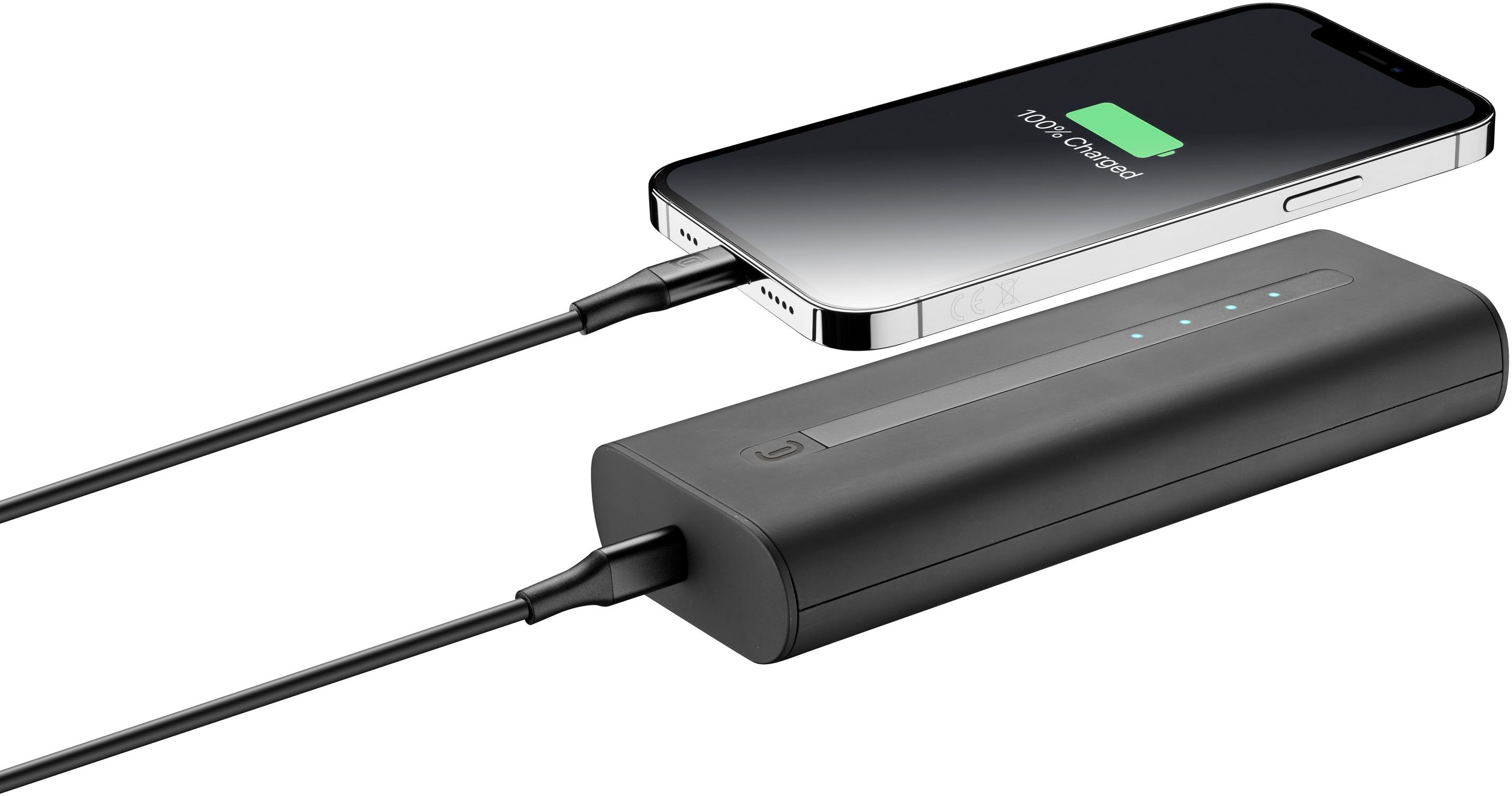 Un téléphone se charge depuis une batterie externe. Le téléphone affiche 100 % chargé. Les deux noirs.