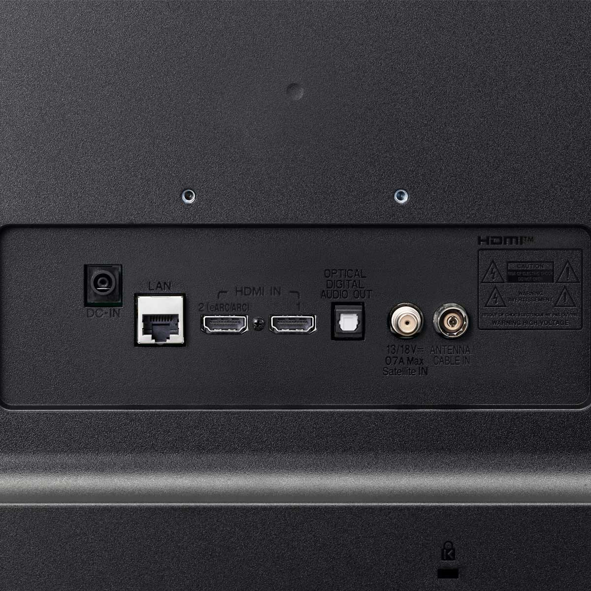 Parte trasera de TV con puertos LAN, HDMI y más, sobre una superficie negra.