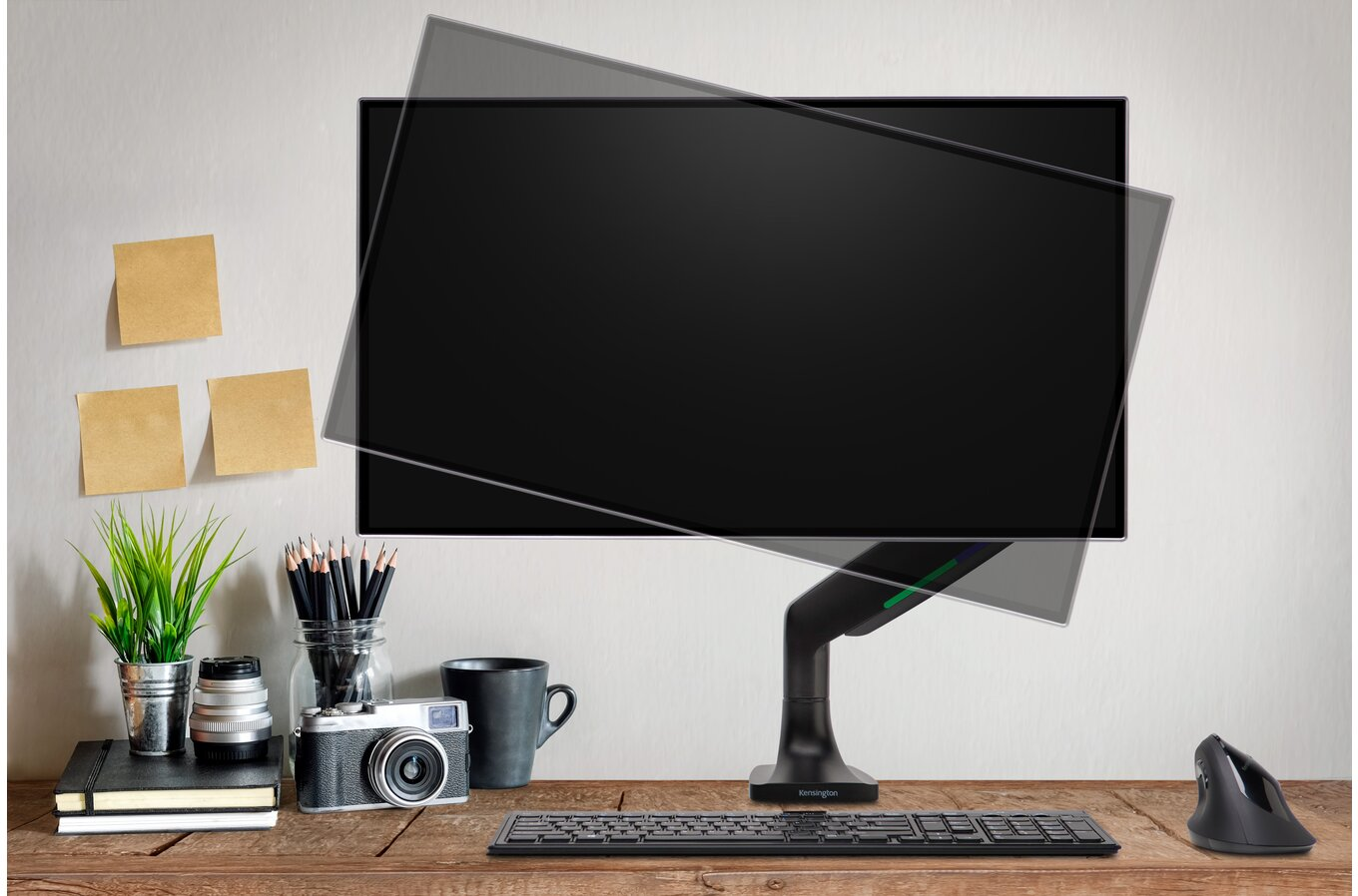 Számítógép beállítás egy asztalon, monitorral, billentyűzettel, egérrel és asztali kiegészítőkkel.