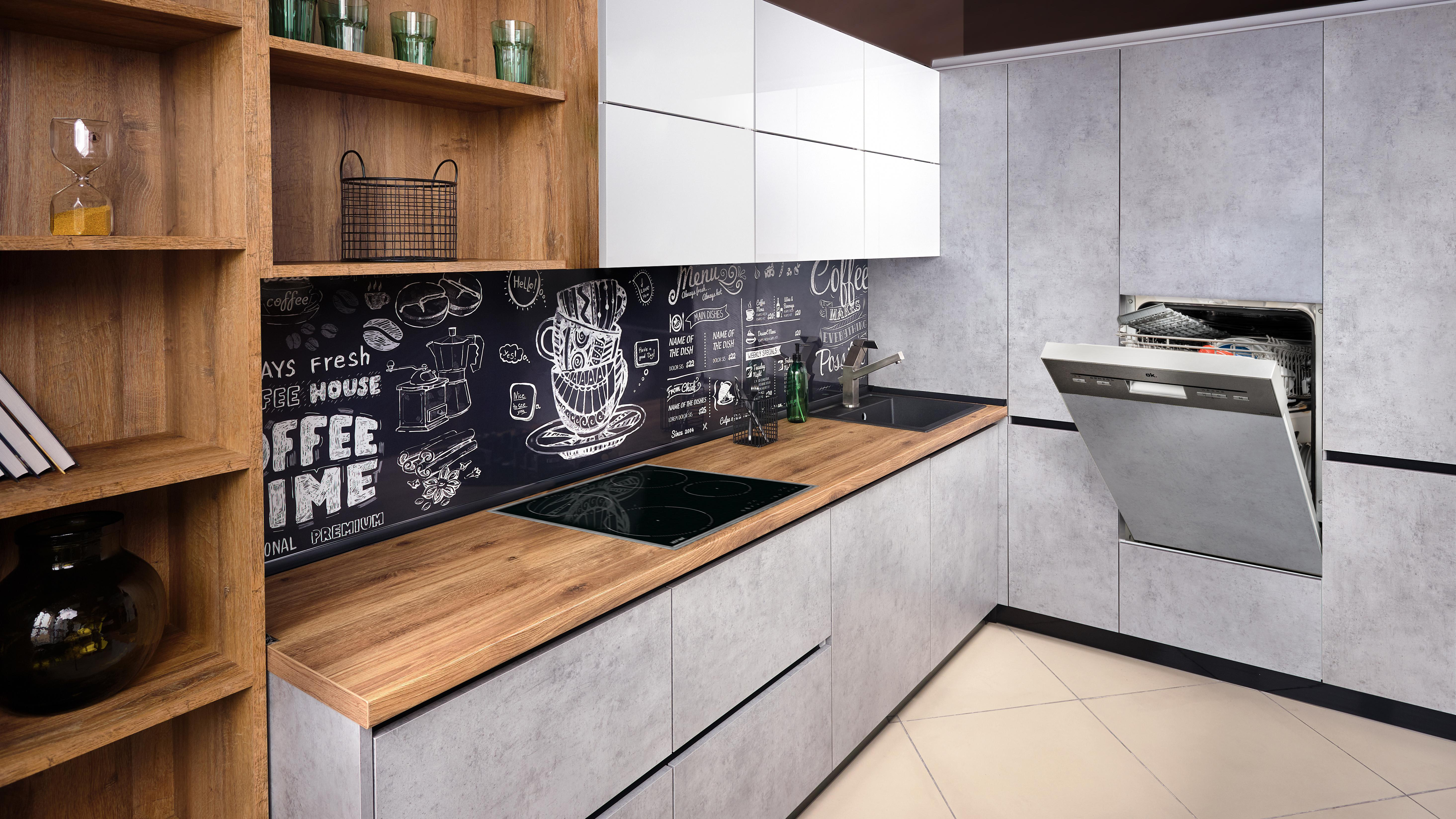 Moderne Küche mit grauen Schränken, Holz-Arbeitsplatte und einem Geschirrspüler mit offener Tür.