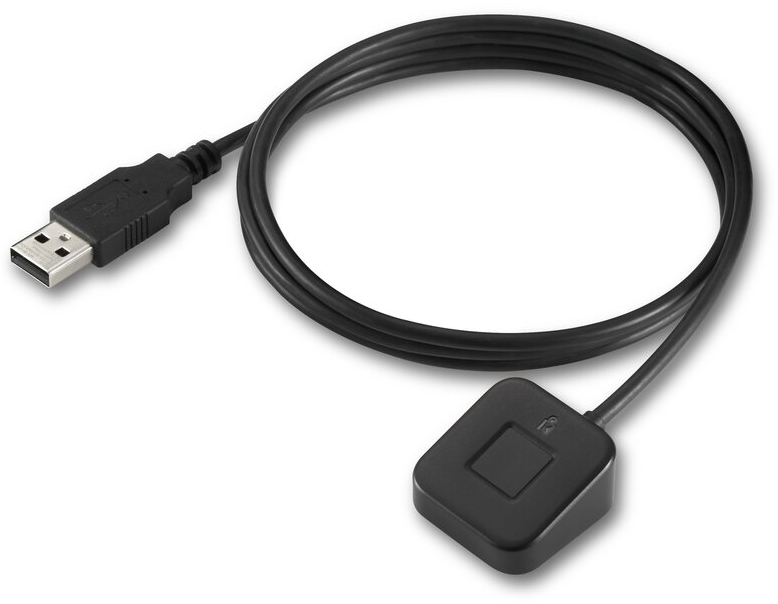 Fekete USB kábel négyszögletes érzékelővel a végén, fehér háttérrel.