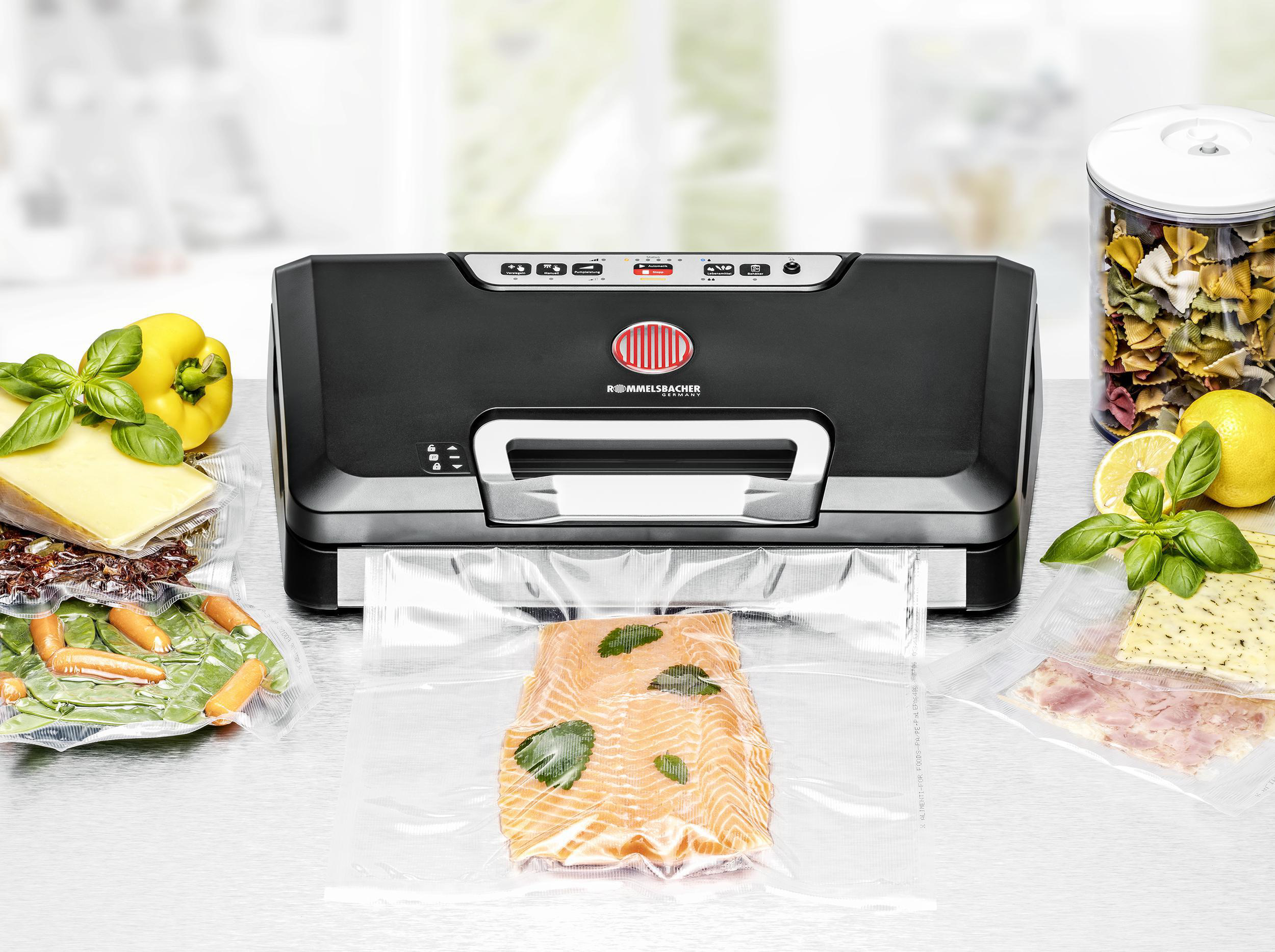Vakuumierer mit Lebensmitteln. Enthält Lachs, Gemüse und Käse.