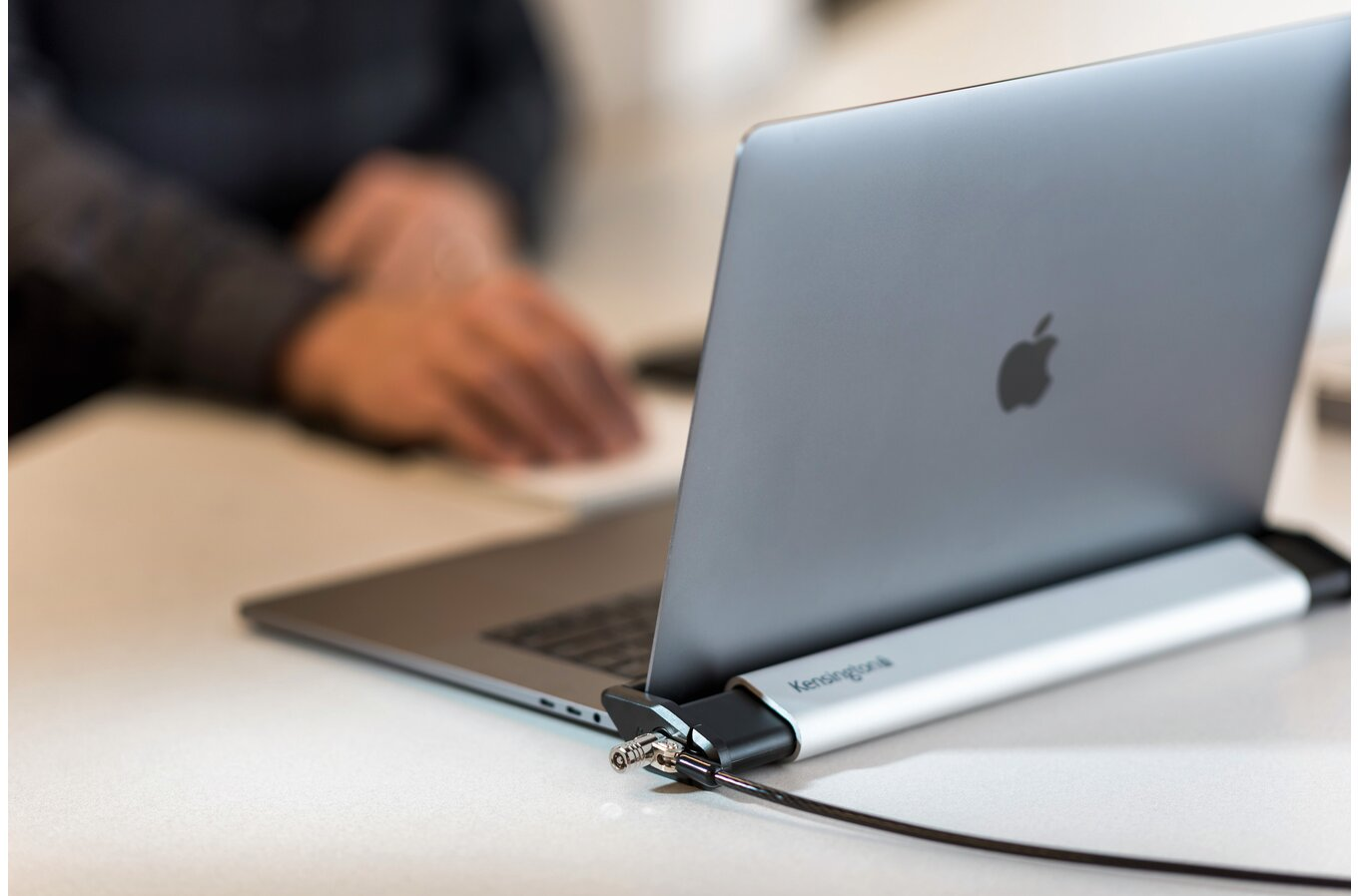 Laptop az asztalon biztonsági záras kábellel.
