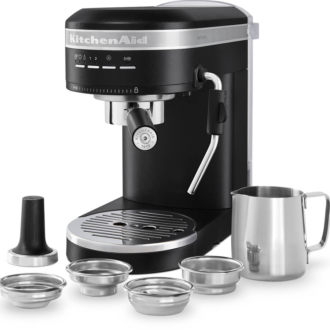 Fekete KitchenAid eszpresszó gép tartozékokkal, beleértve egy kancsót.