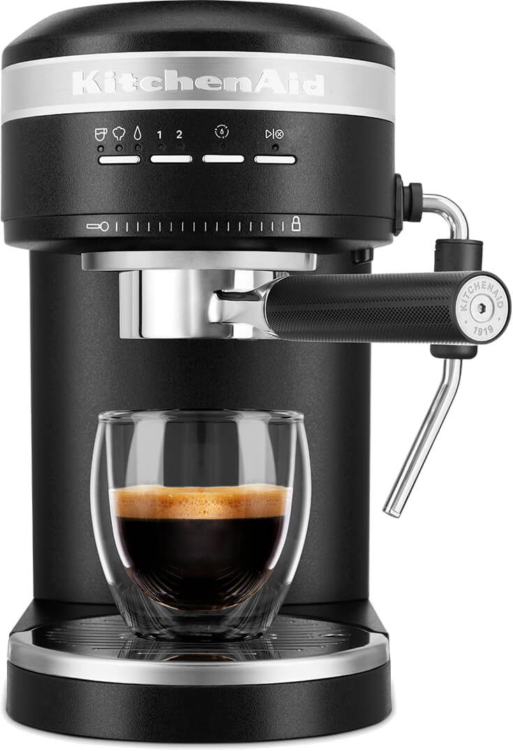 Fekete KitchenAid eszpresszó gép kávéval teli üveggel.