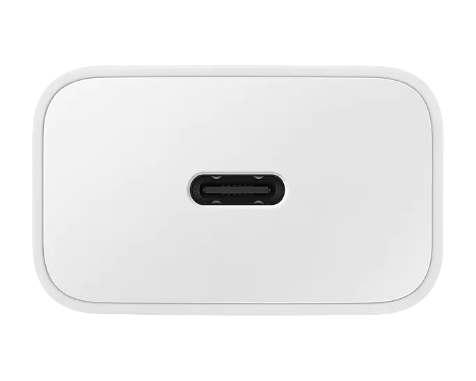 Weißer Ladeadapter mit einem einzelnen USB-C-Anschluss. Der Anschluss ist schwarz.