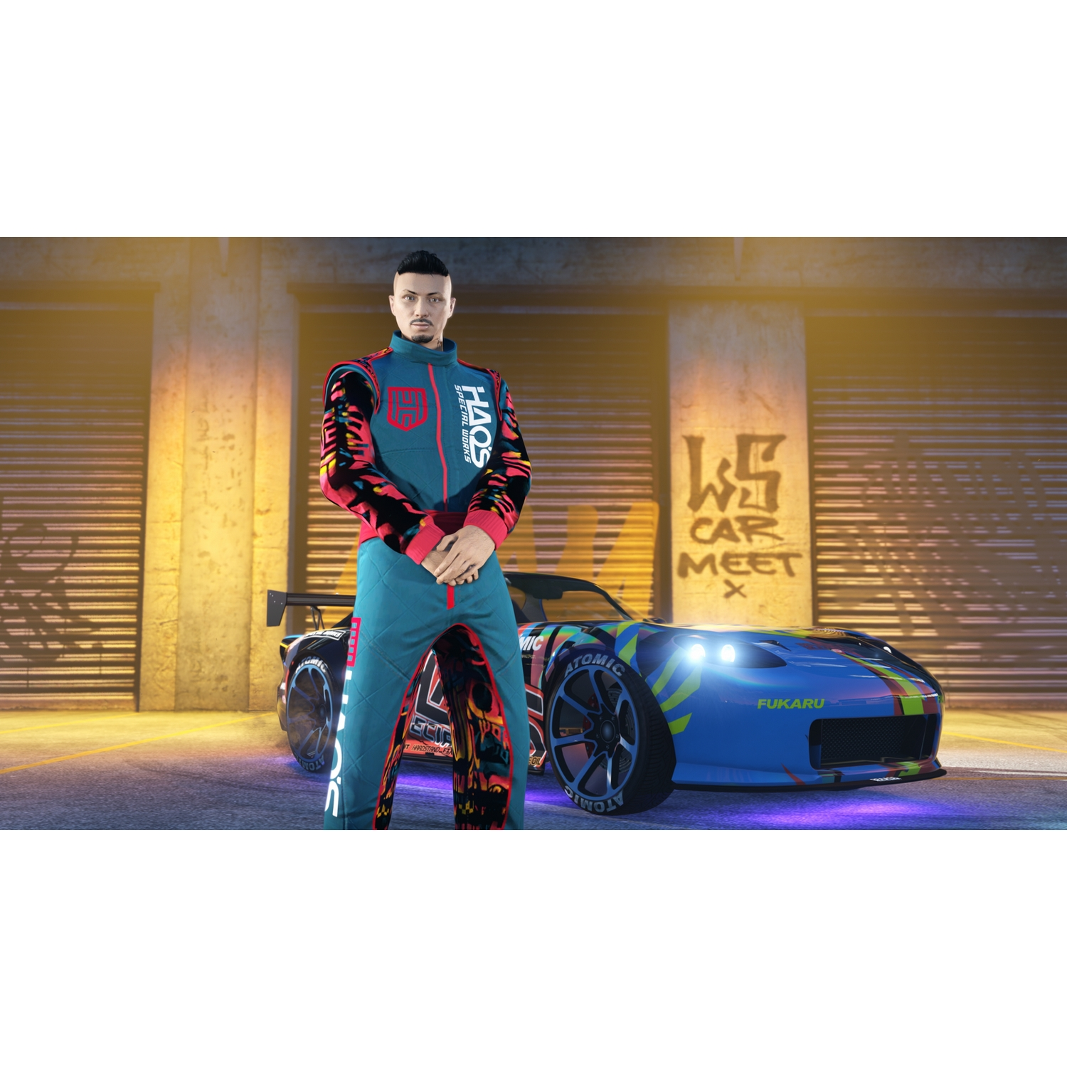 Hombre con traje de carreras junto a un coche azul. El coche tiene diseños coloridos. Puerta de garaje detrás.