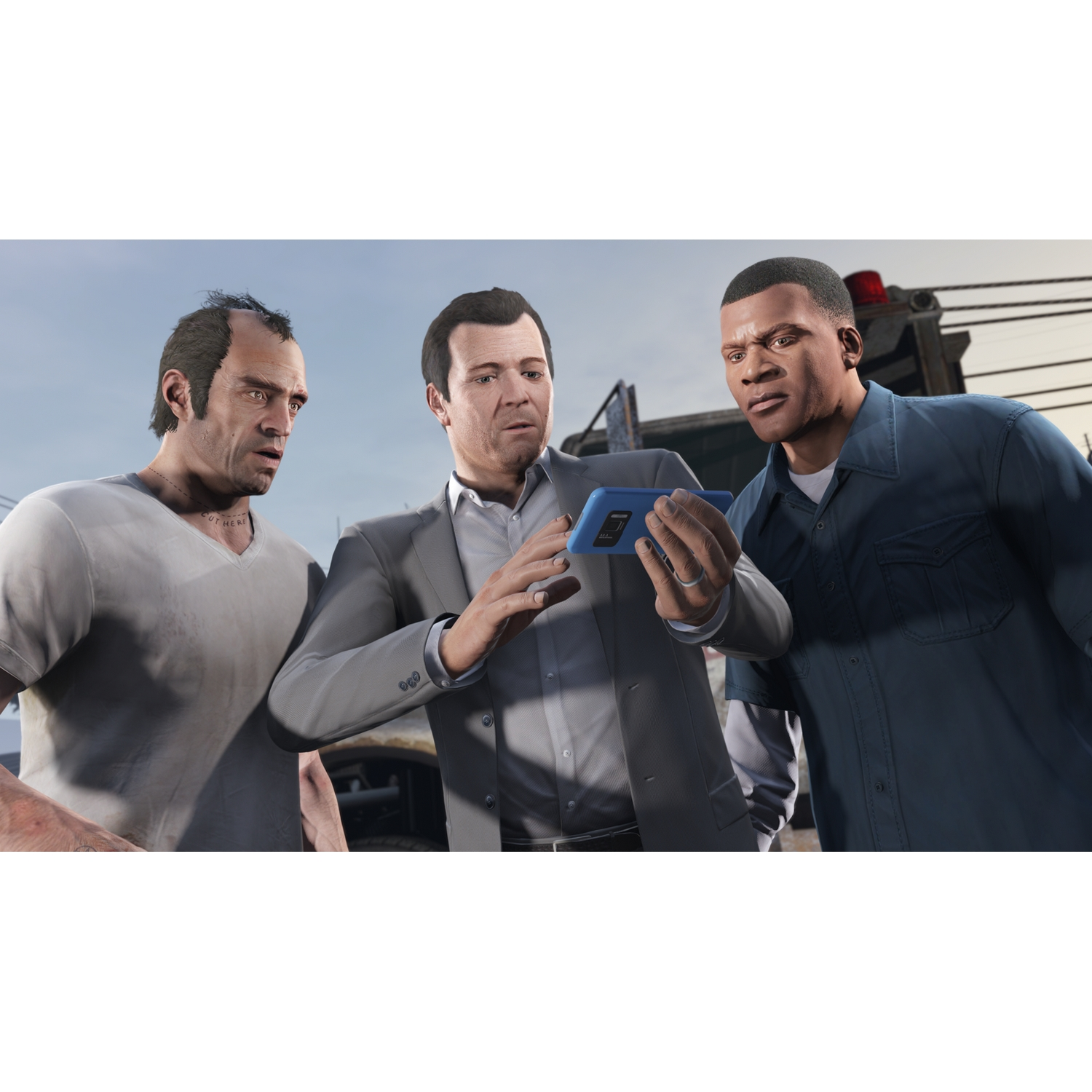 Tres hombres mirando un teléfono. Un hombre sostiene el teléfono, otros lo miran.