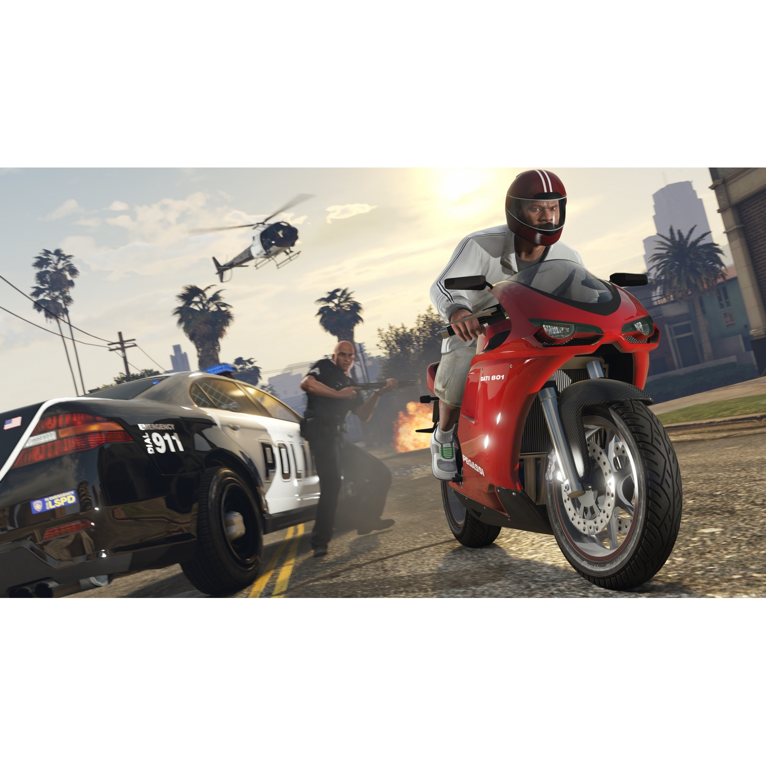 Un hombre en una motocicleta roja es perseguido por la policía. Un helicóptero está en el fondo.