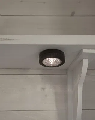 Primo piano di un apparecchio di illuminazione a soffitto rotondo e incassato, con molte piccole luci.