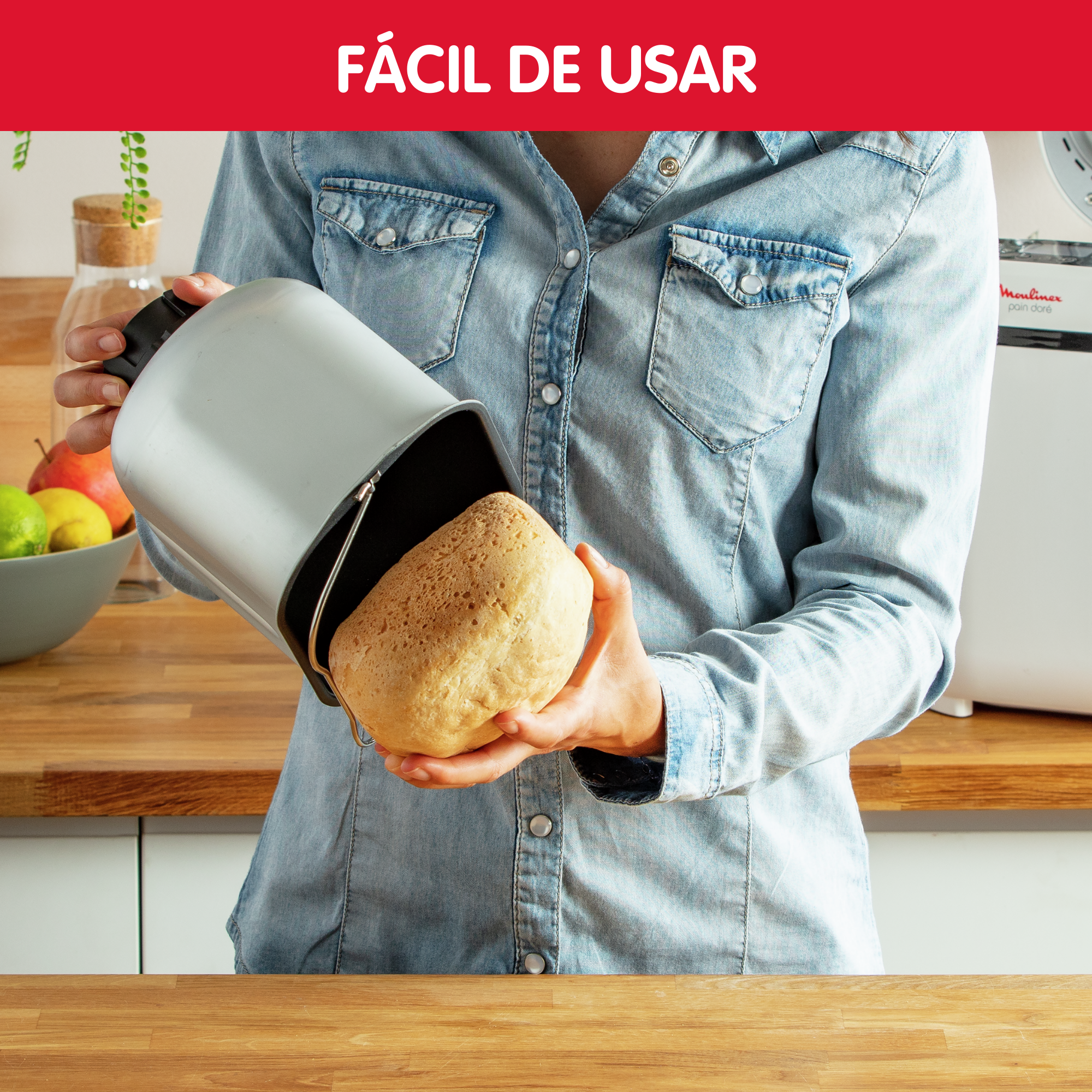 Una mujer sostiene una panera con una hogaza de pan. El texto 'Fácil de usar' está arriba.